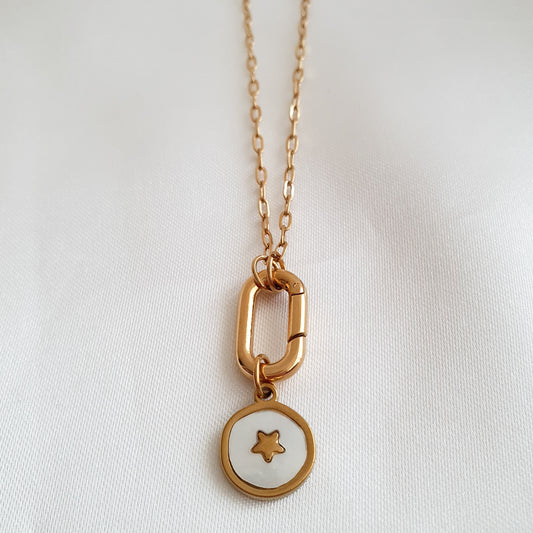 Charm Estrella con fondo blanco