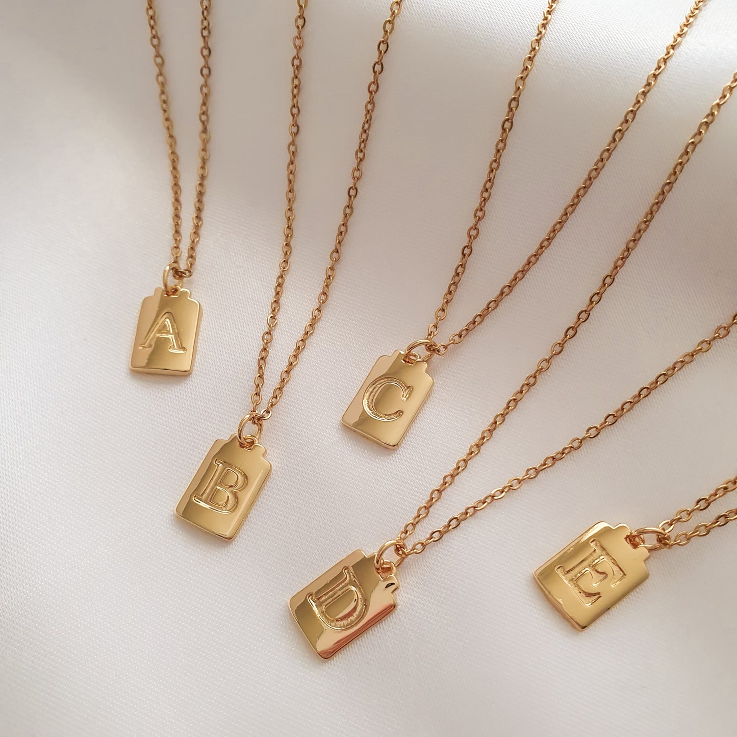 Collar Inicial (Liquidación, solo quedan la "O" y la "Q" disponibles)