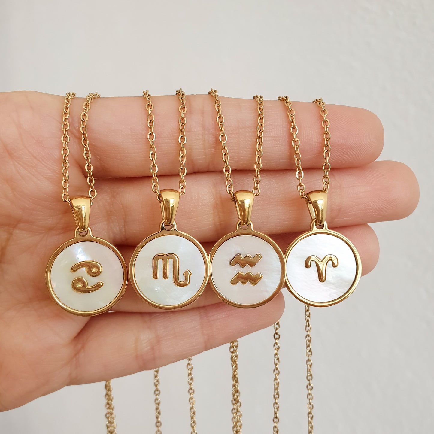 Collar Zodiaco perla (Liquidación, solo quedan Géminis, Virgo, Escorpio, Sagitario y Acuario disponibles)