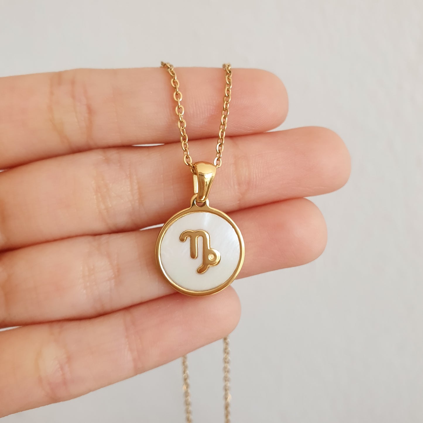Collar Zodiaco perla (Liquidación, solo quedan Géminis, Virgo, Escorpio, Sagitario y Acuario disponibles)