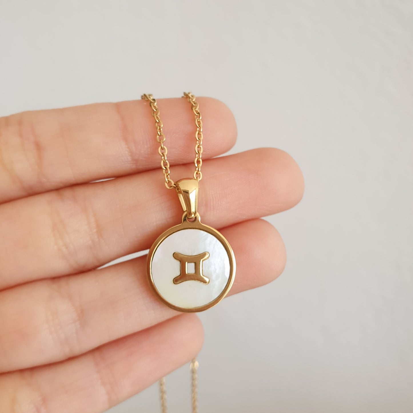 Collar Zodiaco perla (Liquidación, solo quedan Géminis, Virgo, Escorpio, Sagitario y Acuario disponibles)