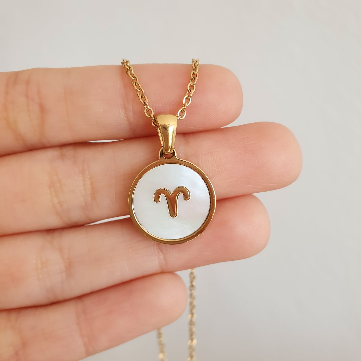 Collar Zodiaco perla (Liquidación, solo quedan Géminis, Virgo, Escorpio, Sagitario y Acuario disponibles)