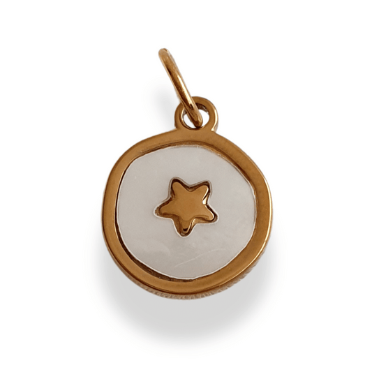 Charm Estrella con fondo blanco